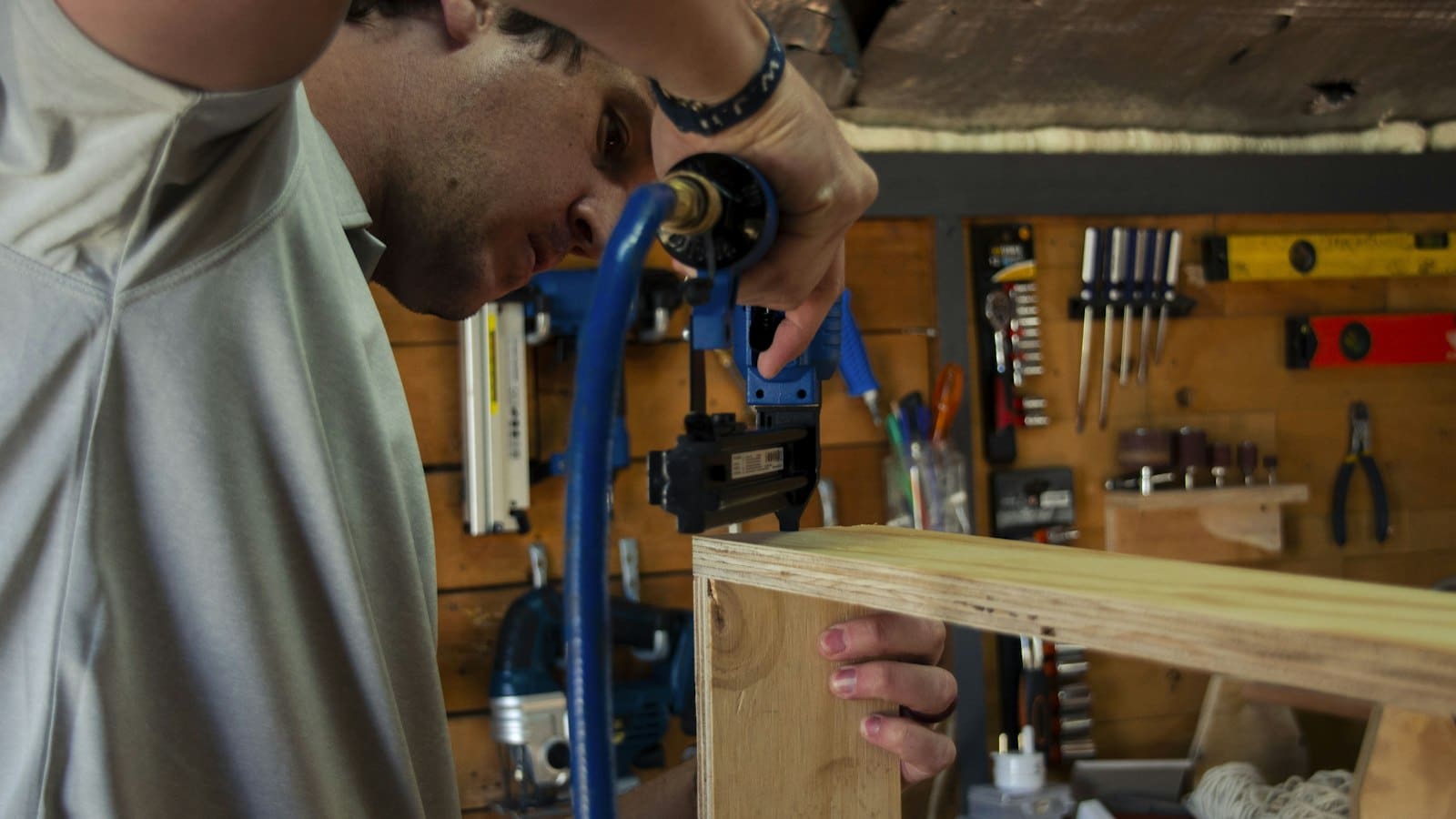 Artisan travaillant le bois dans son atelier